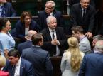 Kran z ciepłą wodą w rękach PiS