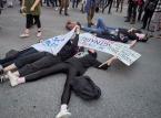 Flagi państw z grupy G7 w ogniu. Protesty przed szczytem w Kanadzie