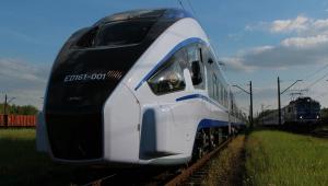 Zespół trakcyjny Dart obok klasycznego składu wagonowego PKP IC